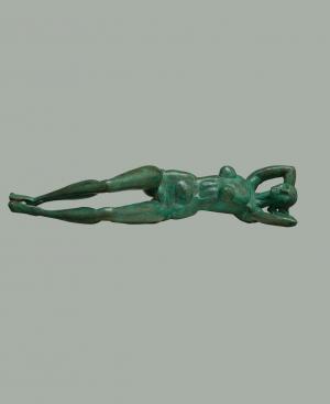 Figura acostada de bronce patinado. 2015. 47cm